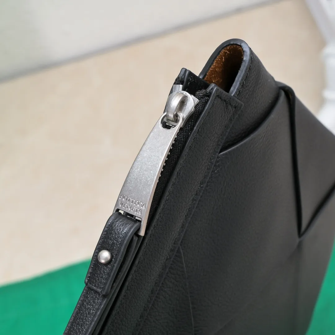 B's new lightweight shape-changing design handbag, suitable for both men and women, suitable for daily use, from small woven to large woven, simple and easy to wear, the leather has the best feel, a worth buying item, size 35*19*1cm [6689#]